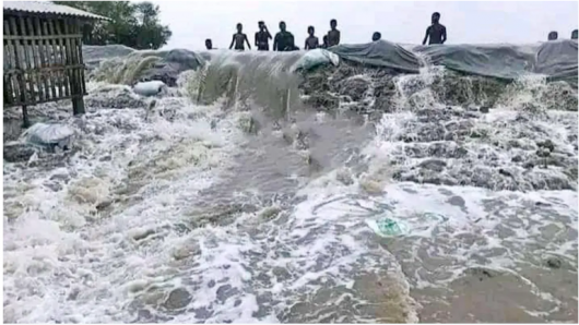 ভোলায় বাঁধ নির্মাণে অনিশ্চয়তা, পানিবন্দি ১০ হাজার মানুষ