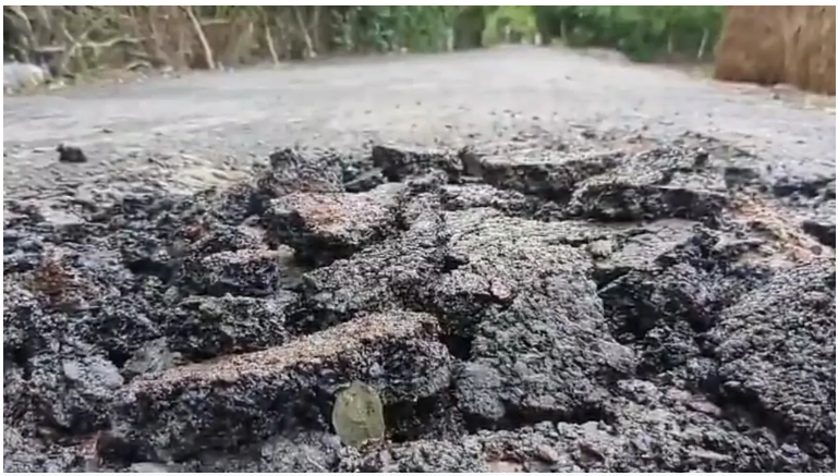 কলাপাড়ায় ১০ দিনেই উঠে যাচ্ছে কোটি টাকার সড়কের পিচ