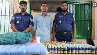পাথরঘাটার খালে বিষ দিয়ে মাছ শিকার, বিষের বোতলসহ আটক ৩