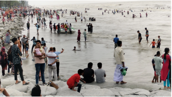 ঝুঁকি সত্ত্বেও কুয়াকাটা সৈকতে নেই নিরাপত্তাবিষয়ক নির্দেশনা