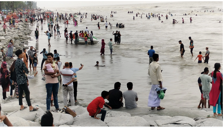 ঝুঁকি সত্ত্বেও কুয়াকাটা সৈকতে নেই নিরাপত্তাবিষয়ক নির্দেশনা