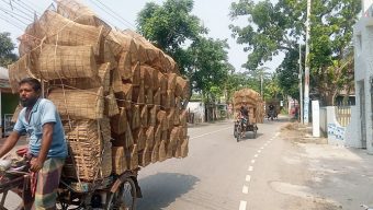 ঝালকাঠিতে মাছ ধরার ফাঁদ বিক্রির হাট