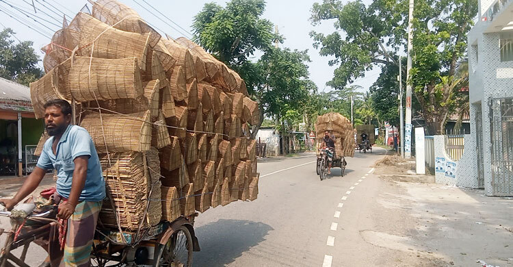 ঝালকাঠিতে মাছ ধরার ফাঁদ বিক্রির হাট