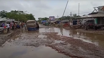 কলাপাড়ায় রাস্তার ‘পুকুরে’ নাকাল সবাই