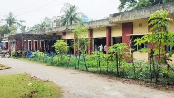 জীবনের ঝুঁকি নিয়ে লালমোহনের সেটেলমেন্ট কার্যালয়ের জরাজীর্ণ ভবনে চলছে কার্যক্রম