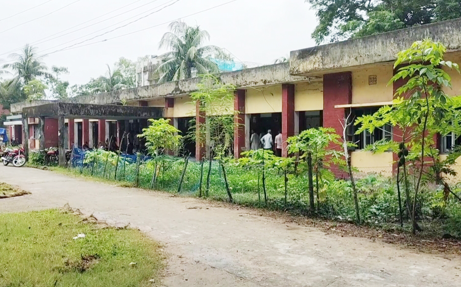 জীবনের ঝুঁকি নিয়ে লালমোহনের সেটেলমেন্ট কার্যালয়ের জরাজীর্ণ ভবনে চলছে কার্যক্রম
