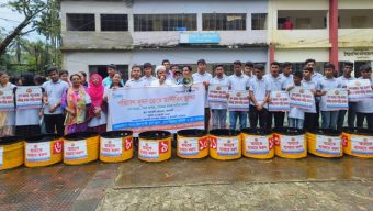 আমতলীতে পরিবেশ দুষন রোধে এনএসএস ও ওয়ার্ল্ড ভিশনের ডাস্টবিন বিতরন