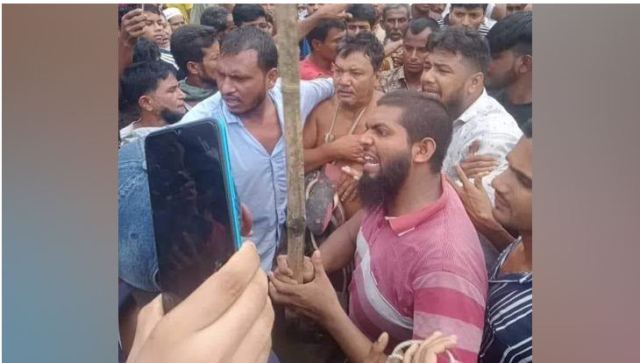 ভোলায় ইউপি চেয়ারম্যানকে জুতার মালা পরিয়ে থানায় সোপর্দ