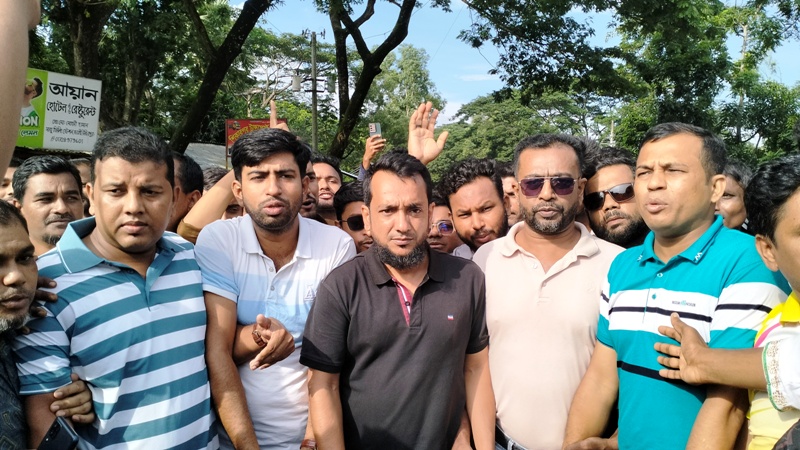 উজিরপুরের মিজানের কবর জিয়ারত করলেন কেন্দ্রীয় স্বেচ্ছাসেবক দল নেতা সেতু