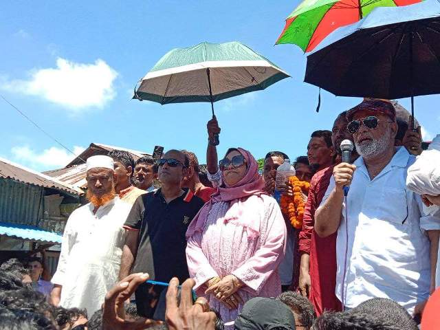 মনপুরায় বিএনপির সভাপতিকে বরণ করতে মেঘনা পাড়ে জনতার ঢল