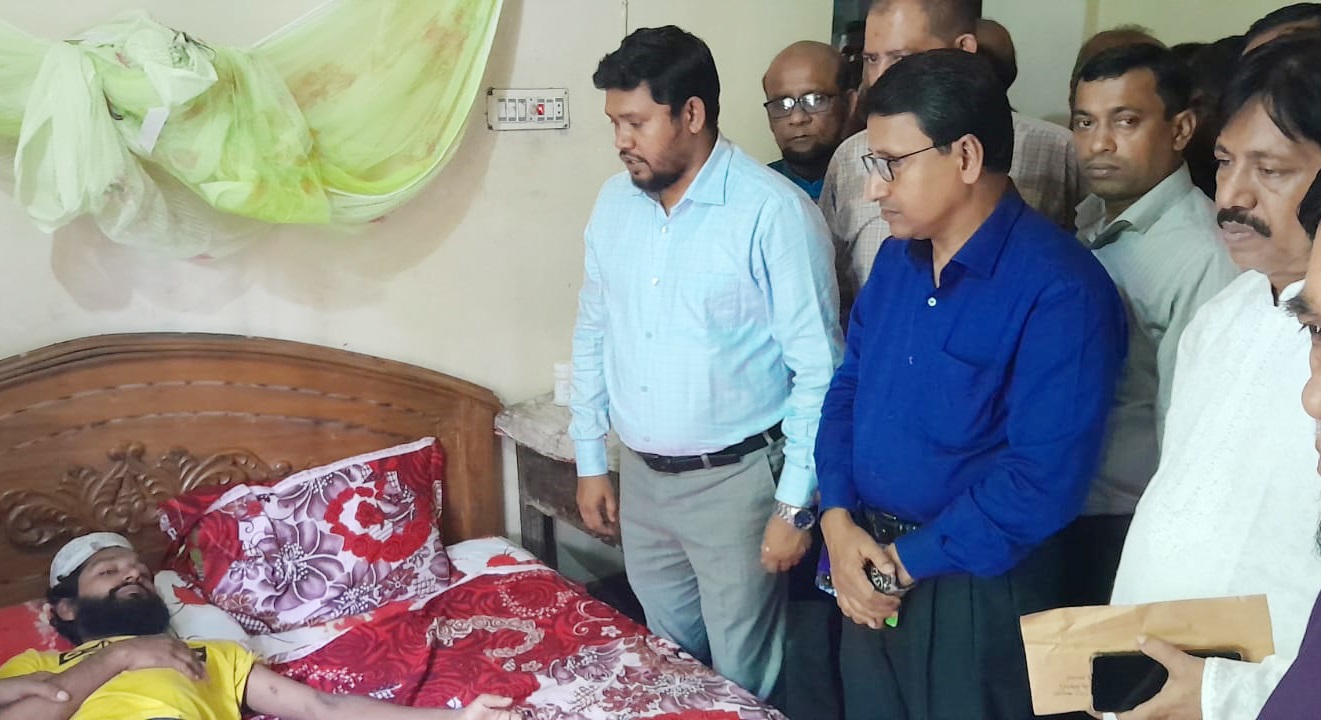 লালমোহনে আন্দোলনে আহতের পরিবারকে আর্থিক অনুদান