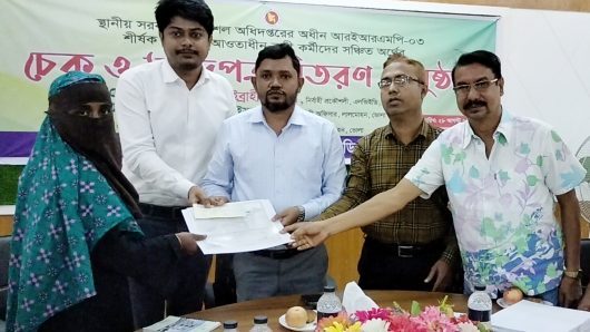 লালমোহনে নারীদের মধ্যে ১কোটি ৯ লাখ টাকার চেক বিতরণ