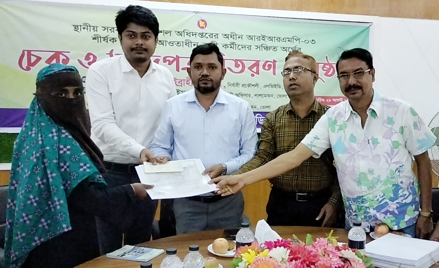 লালমোহনে নারীদের মধ্যে ১কোটি ৯ লাখ টাকার চেক বিতরণ