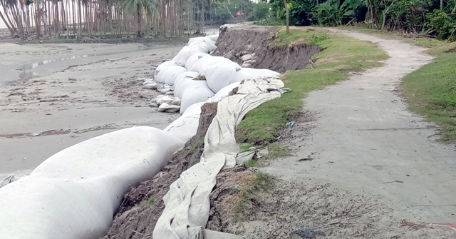 তজুমদ্দিনে বেড়িবাঁধ ভাঙনে উপজেলাবাসী আতংকিত