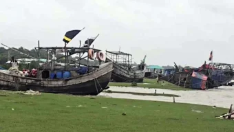 উত্তাল বঙ্গোপসাগরে ট্রলারডুবি