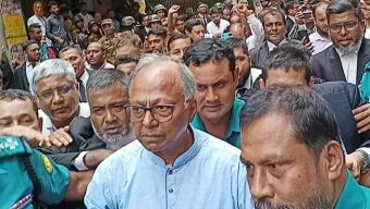 আত্মসমর্পণের পর আমার দেশের সম্পাদক মাহমুদুর রহমান কারাগারে