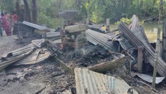 আমতলীতে শক্রুতার আগুনে পুড়লো দোকান ঘর