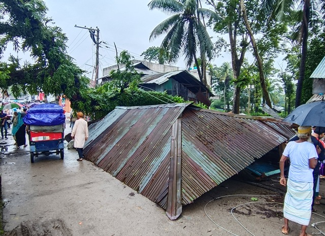 আমতলীতে ঝড়ের তান্ডবে ব্যাপক ক্ষতি