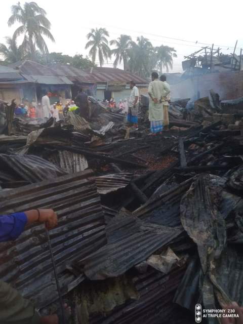 লালমোহনে অগ্নিকান্ডে ৭ ব্যবসা প্রতিষ্ঠান পুড়ে ছাই