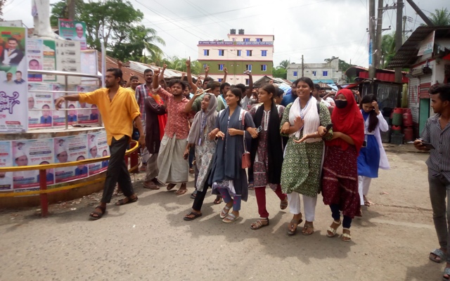 টোল বন্ধের দাবীতে বেতাগীতে বৈষম্য বিরোধী ছাত্র আন্দোলনের শিক্ষার্থীদের বিক্ষোভ মিছিল