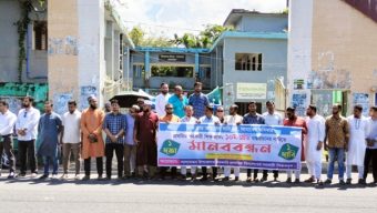 লালমোহনে প্রাথমিক বিদ্যালয়ের সহকারী শিক্ষকদের মানববন্ধন