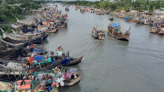 সাগর উত্তাল, মাছ ধরা বন্ধ-শত শত মাছ ধরা ট্রলার নিরাপদ আশ্রয়ে