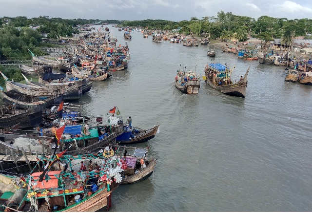 সাগর উত্তাল, মাছ ধরা বন্ধ-শত শত মাছ ধরা ট্রলার নিরাপদ আশ্রয়ে