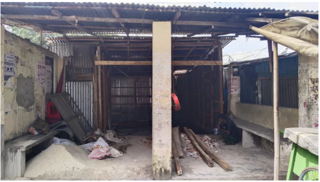 নলছিটিতে যাত্রীছাউনি ভেঙে ইউনিয়ন স্বেচ্ছাসেবক দলের কার্যালয় নির্মাণ