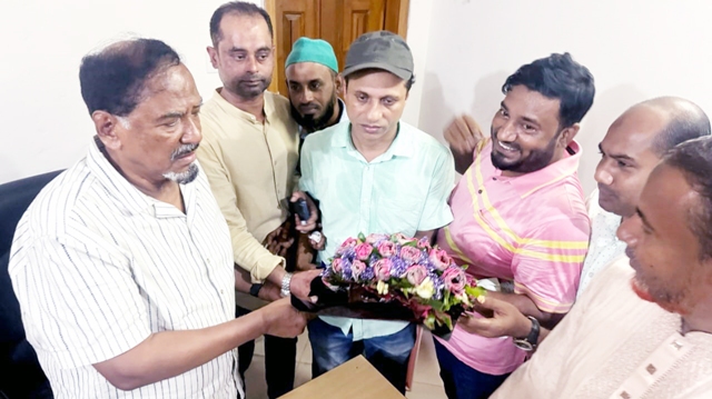 মেজর হাফিজের সাথে তজুমদ্দিন প্রেসক্লাবের আহ্বায়ক কমিটির শুভেচ্ছা বিনিময়