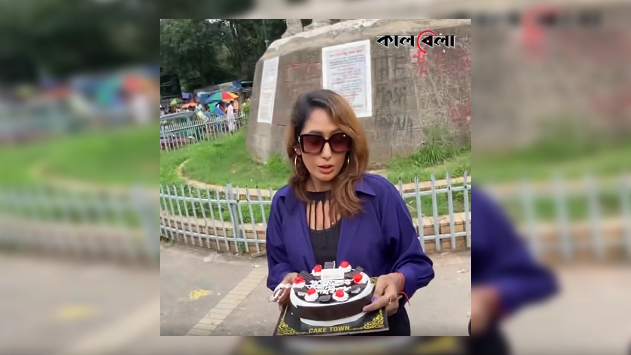 শেখ হাসিনার জন্মদিনের কেক কাটতে টিএসসিতে নায়িকা