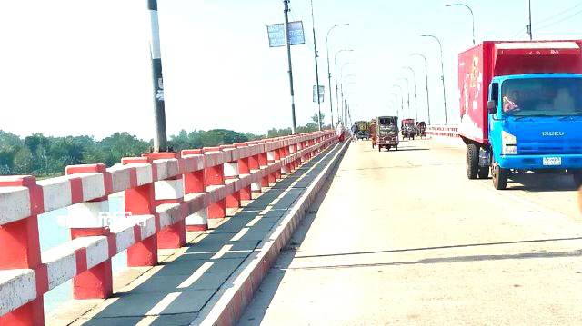 কুড়িগ্রামের ধরলা সেতু পছন্দের ঠিকাদারকে ইজারা দিতে দেড় কোটি টাকা লোকসান সরকারের