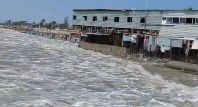 উত্তাল বঙ্গোপসাগর, ভোগান্তিতে কুয়াকাটা ব্যবসায়ীরা