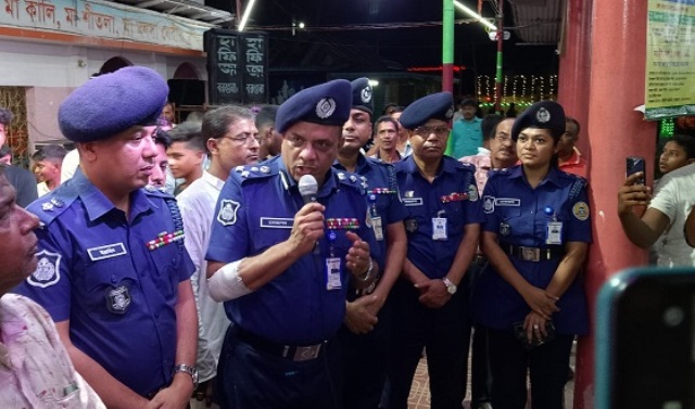বরগুনায় ডিআইজির শারদীয় দুর্গা পূজা মন্ডপ পরিদর্শন