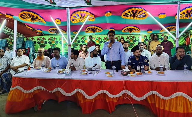 বরগুনার জেলা প্রশাসকের পূজামন্ডপ পরিদর্শন