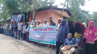 বরিশালে রাস্তার উন্নয়ন কাজ বন্ধ রাখায় এলাকাবাসীর মানববন্ধন