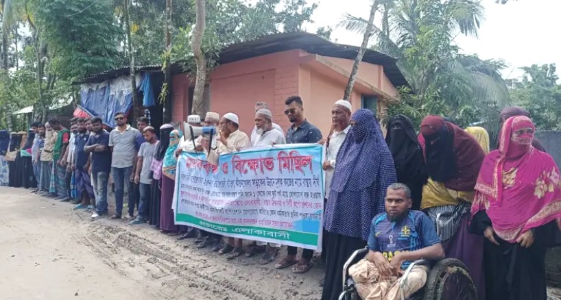 বরিশালে রাস্তার উন্নয়ন কাজ বন্ধ রাখায় এলাকাবাসীর মানববন্ধন