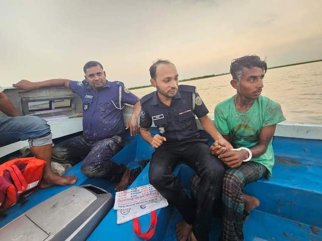 বোরহানউদ্দিনে মা ইলিশ রক্ষা অভিযানে জেলেদের হামলা পুলিশ সহ আহত-৫