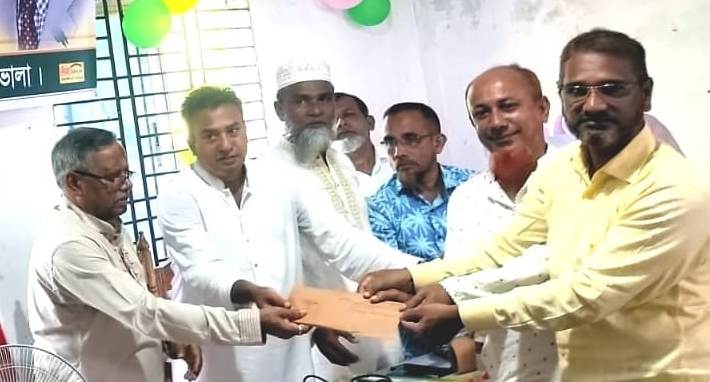 বোরহানউ‌দ্দি‌নে মৃত ও অবসর প্রাপ্ত মাধ‌্যমিক শিক্ষক‌দের মা‌ঝে বি‌শেষ অনুদান প্রদান