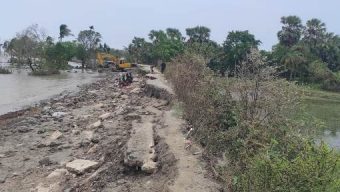 মনপুরায় ৯ কিলোমিটার বেড়ীবাঁধ বিধ্বস্ত ঘূর্ণীঝড় আতংকে উপকূলের দেড় লাখ বাসিন্দা