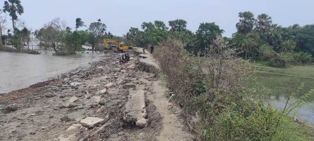 মনপুরায় ৯ কিলোমিটার বেড়ীবাঁধ বিধ্বস্ত ঘূর্ণীঝড় আতংকে উপকূলের দেড় লাখ বাসিন্দা