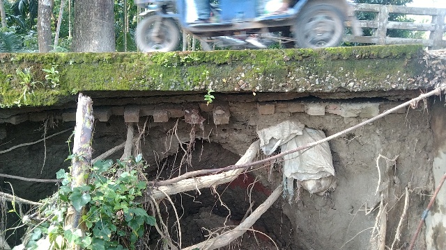ব্রিজের সংযোগ সড়কের নিচে বিশাল গর্ত, যে কোনো সময় ঘটতে পারে দুর্ঘটনা