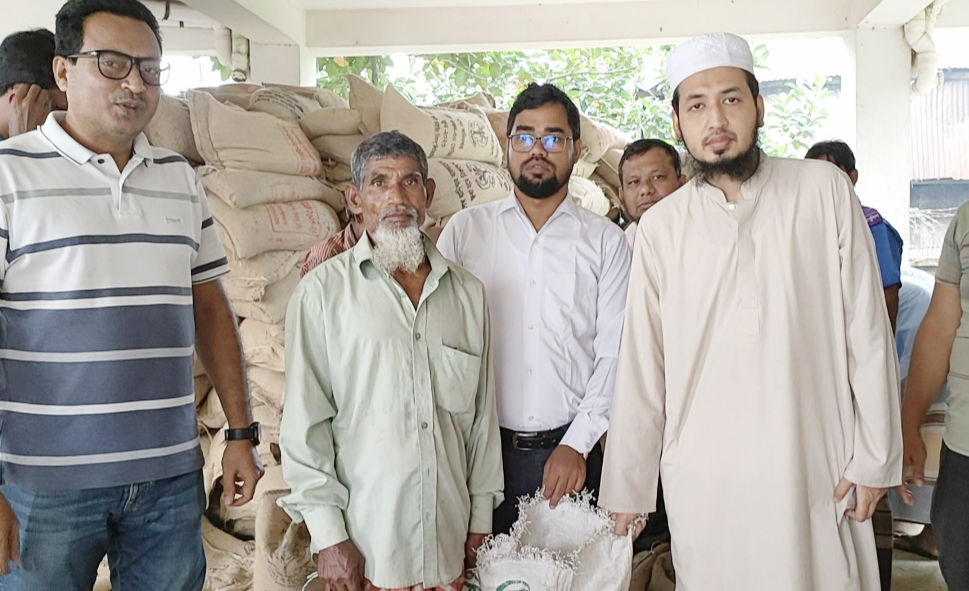 লালমোহনে ১২শত জেলে পেল ভিজিএফের চাল