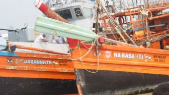 বঙ্গোপসাগরের ভারতীয় পতাকা বাহি ফিশিং ট্রলার এবং ৩১ জন জেলে আটক