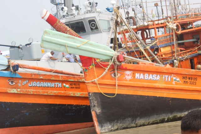 বঙ্গোপসাগরের ভারতীয় পতাকা বাহি ফিশিং ট্রলার এবং ৩১ জন জেলে আটক