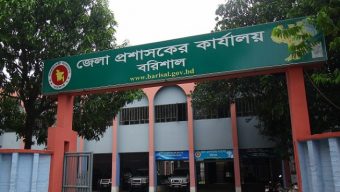 শারদীয় দুর্গাপূজা উপলক্ষ্যে বরিশালে জেলা প্রশাসনের কন্ট্রোলরুম