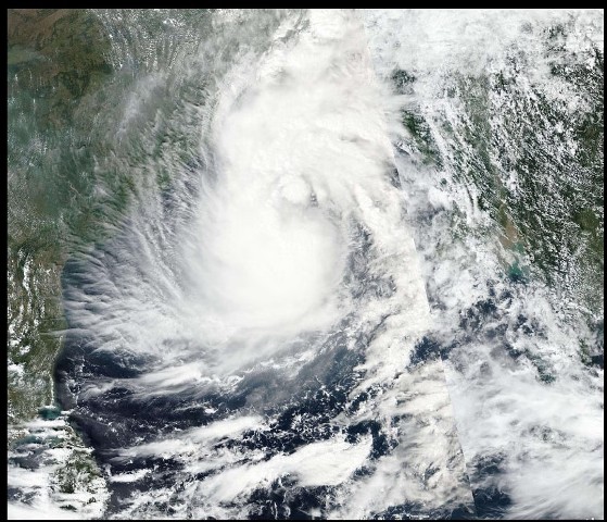 ‘দানার’ প্রভাবে উপকূল জুড়ে আতঙ্ক