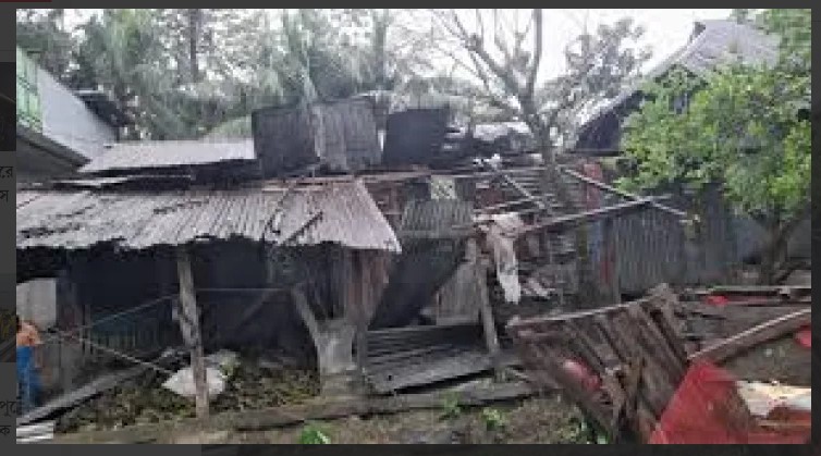 পটুয়াখালীতে ঘূর্ণিঝড় দানায় ঘরবাড়ি বিধ্বস্ত, আহত ৬