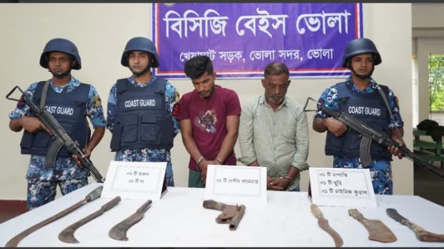 ভোলার দৌলতখানে অস্ত্রসহ ২ ডাকাত আটক