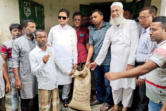 তজুমদ্দিনে জেলেদের মাঝে চাল বিতরণ উদ্বোধন