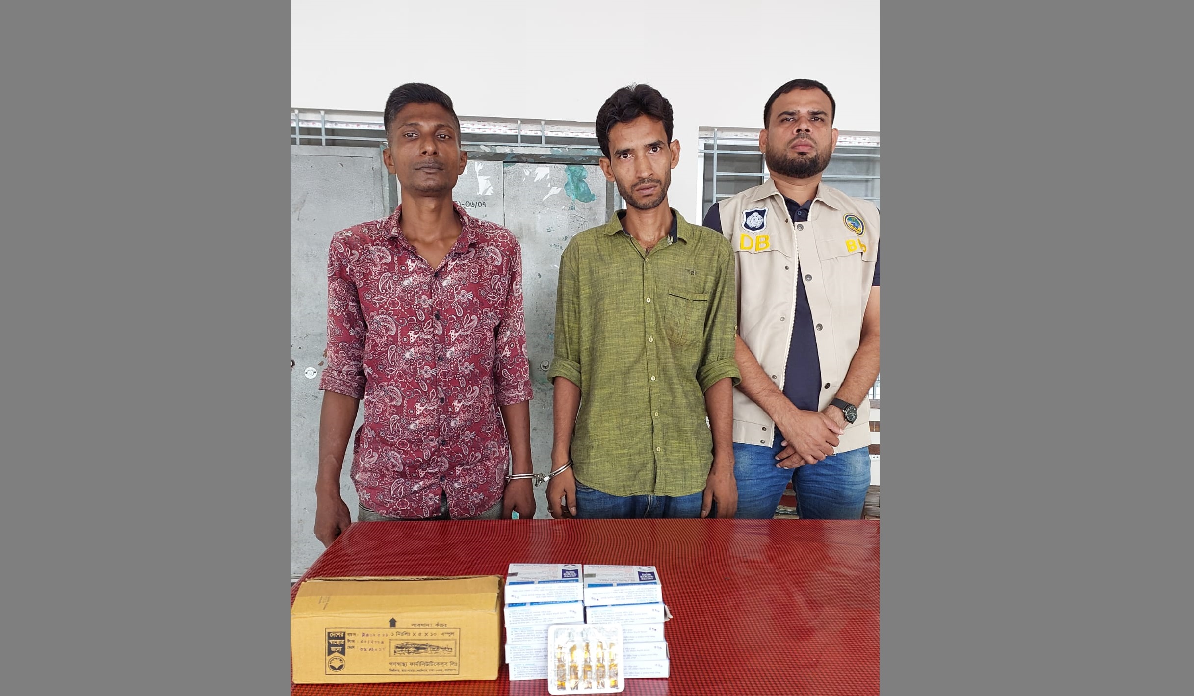 ফেন্সিডিল ও জি-মরফিনসহ তিন যুবক আটক